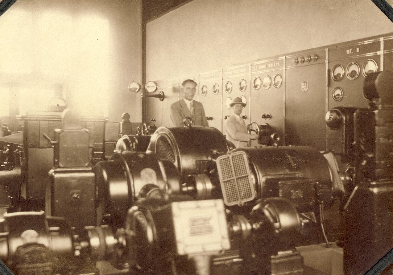 Jan en Jacob in de machinekamer van de Phohi zender 1934